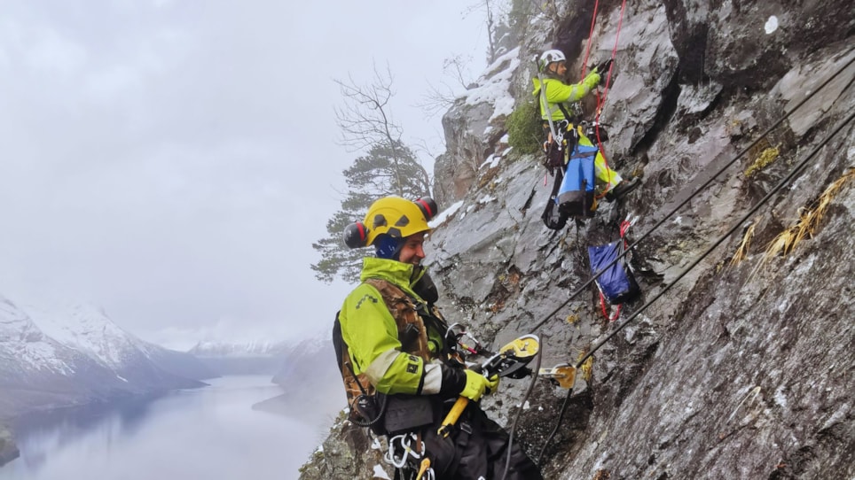 Sikringsarbeid langs en fjellskjæring i Norge.